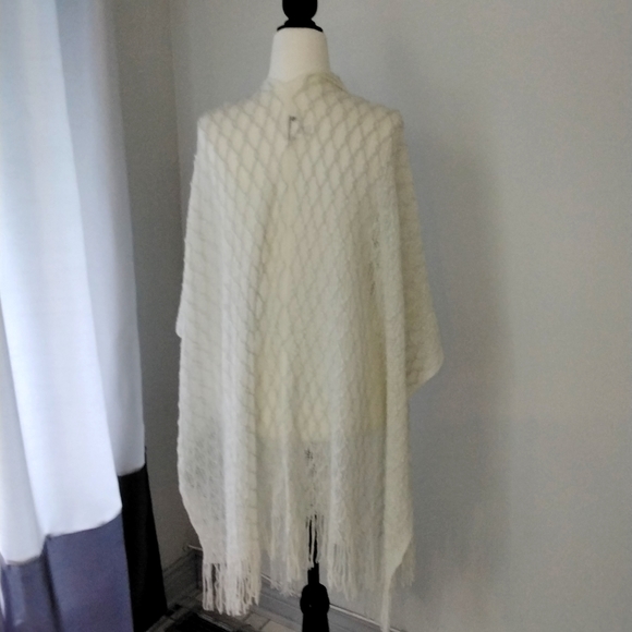 Cape shawl wrap in off white with metallic silver thread detail with fringe - Picture 4 of 7